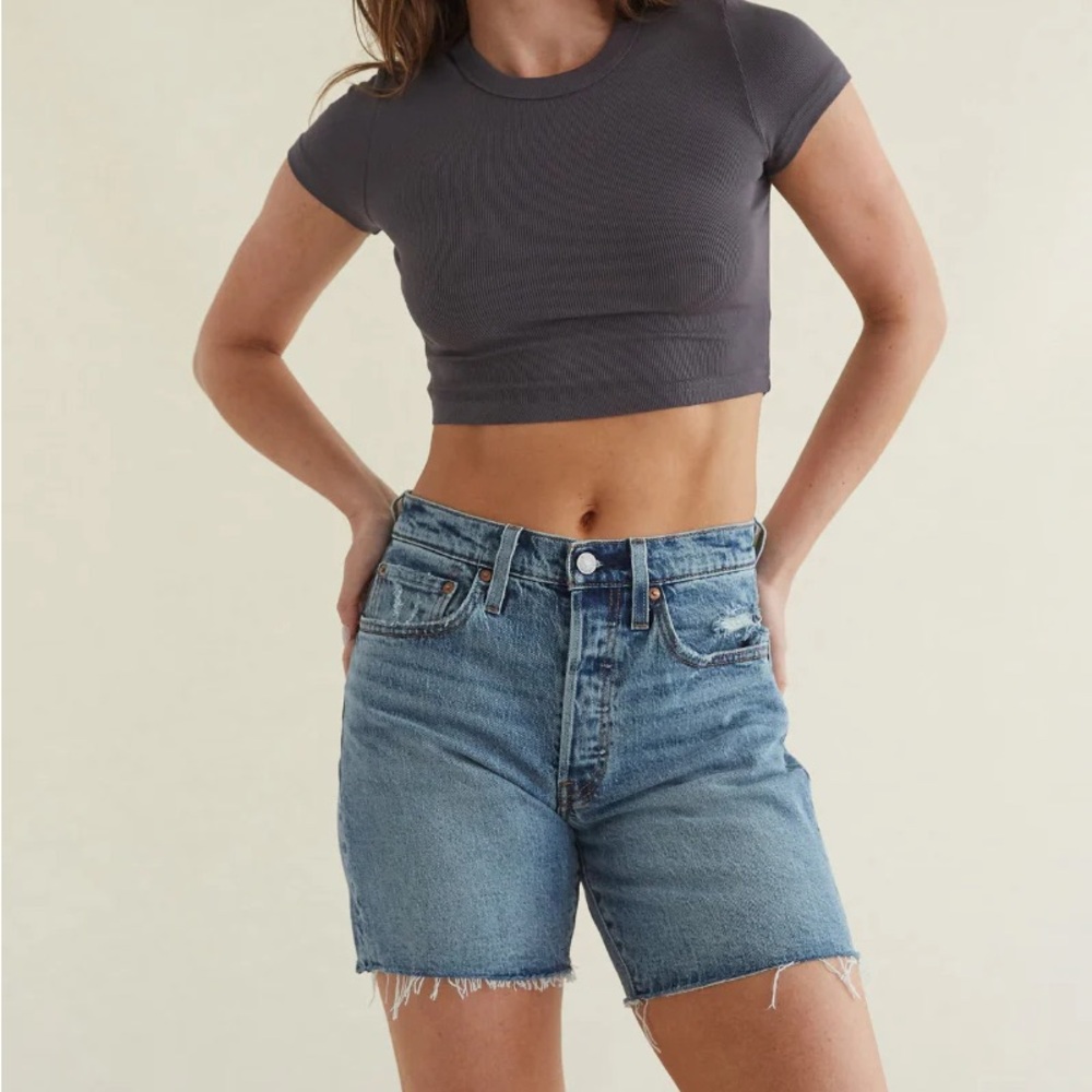 Levi’s 501 Mid Thigh Shorts light wash w27